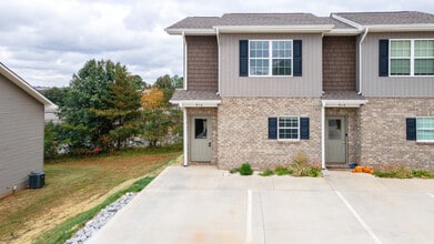 Building Photo - 916 Warrior Hill Dr