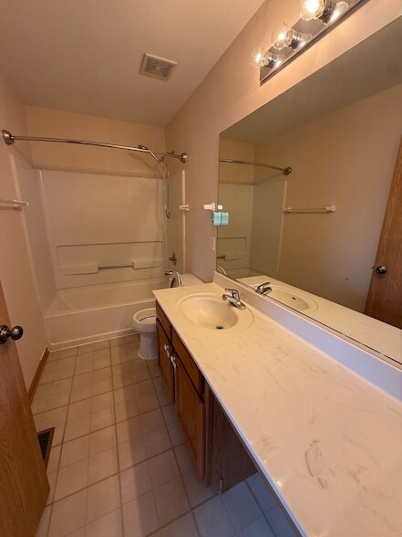 Building Photo - 757 Bayles Dr