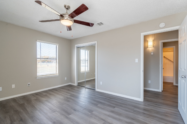 Building Photo - 104 S Las Vegas Trail