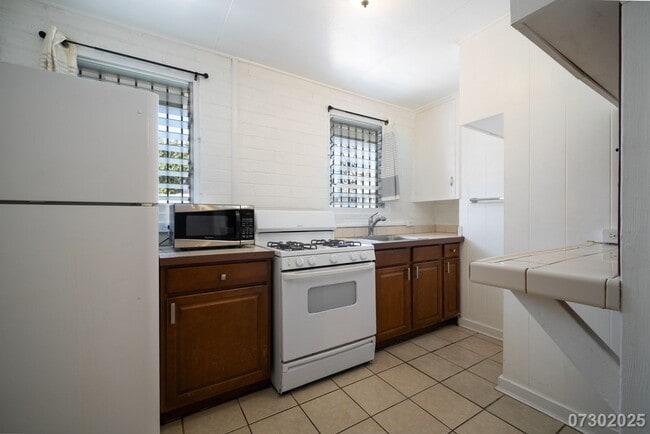 Building Photo - Conveniently Located Moi'ili'ili Apt. near...