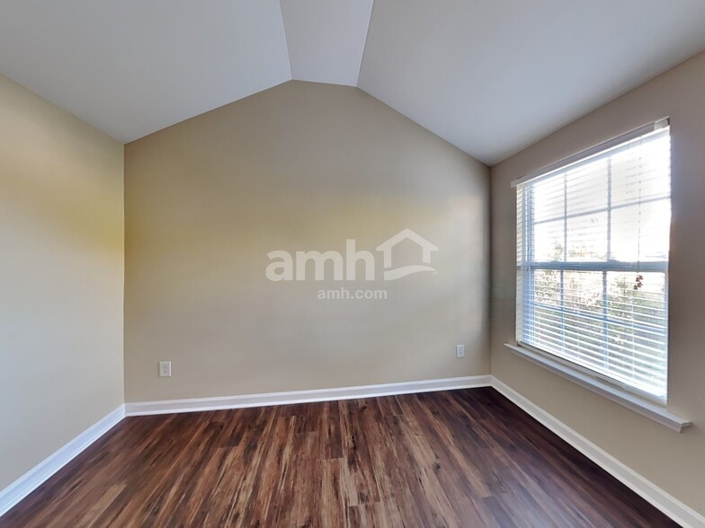 Building Photo - 1528 Pebble Ridge Dr