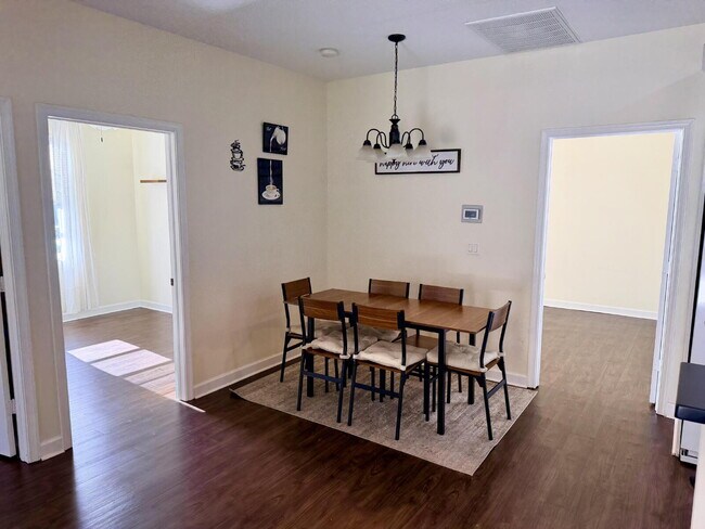 Building Photo - "Charming 3-Bed, 2-Bath Oasis in Wellington's Heart – 1060 Sqft of Comfort Awaits!"