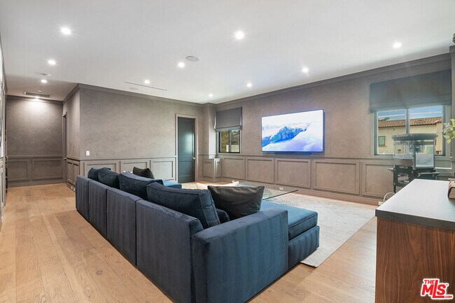 Building Photo - 418 N Poinsettia Pl