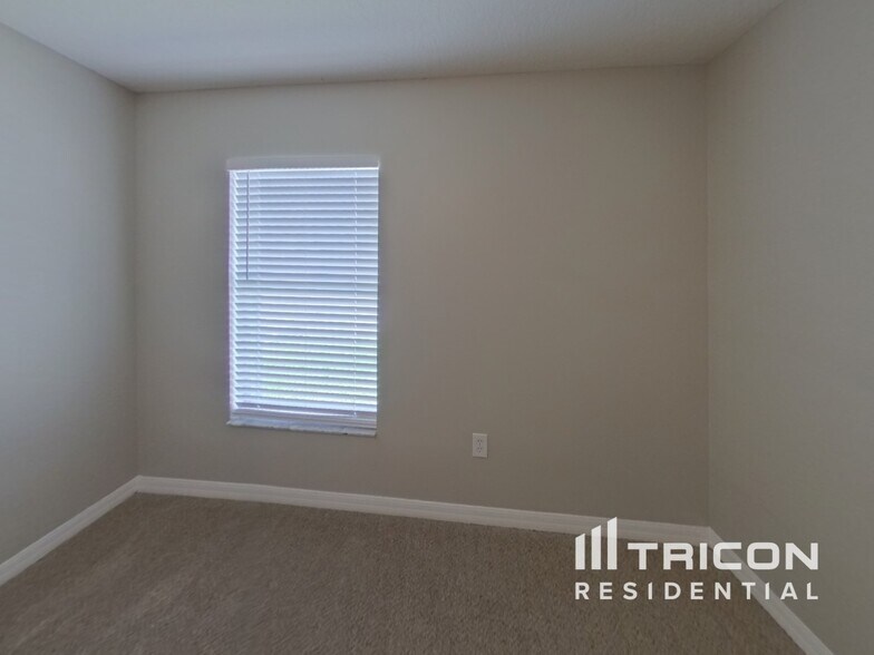 Building Photo - 2304 Roanoke Springs Dr