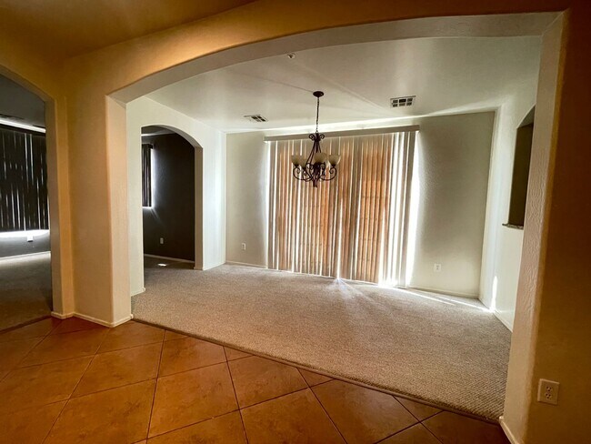 Building Photo - Prime Gilbert 3 Bedroom/2.5 bath 1st floor bonus room, 3 community pool's