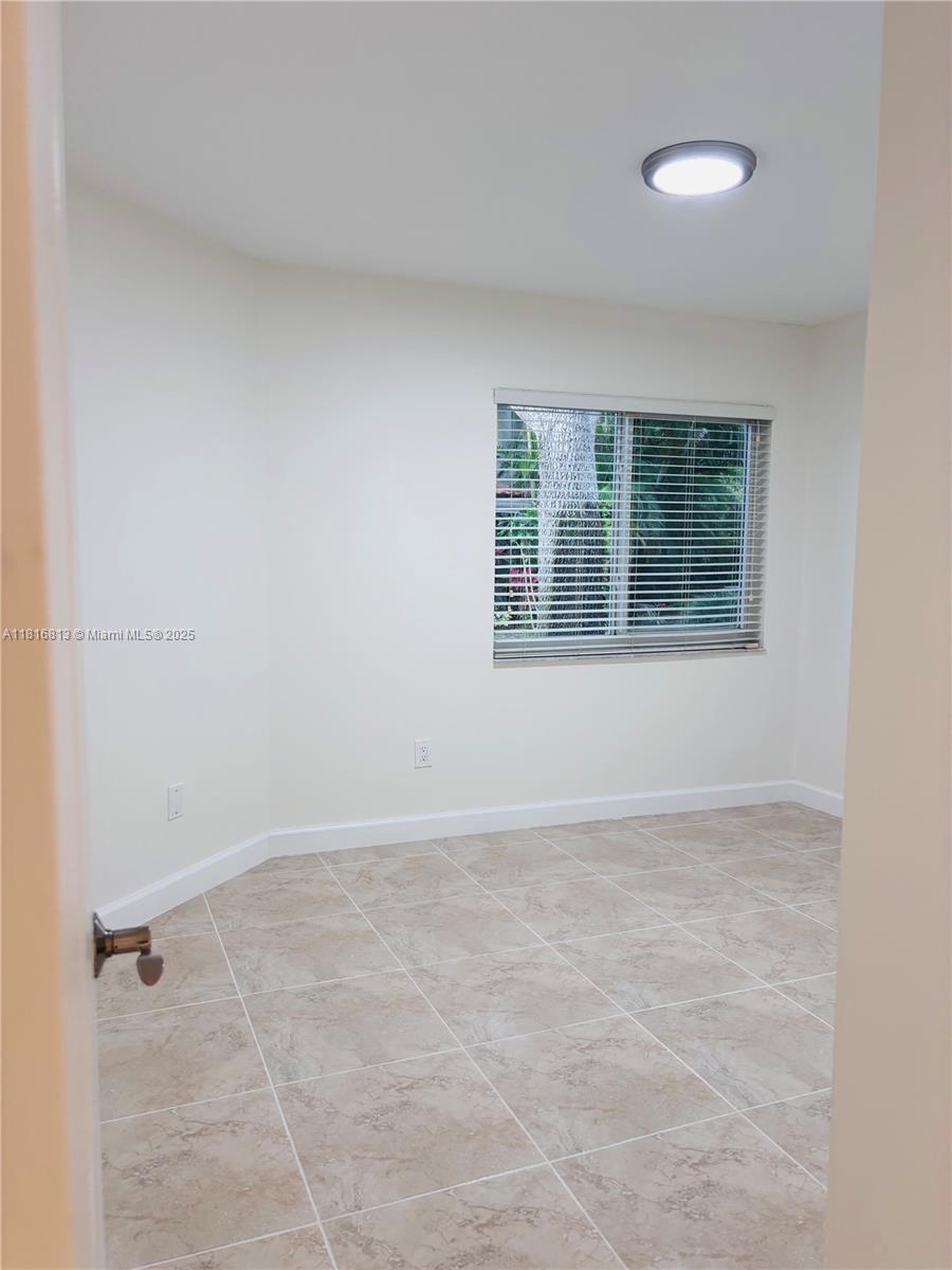 Building Photo - 942 NW 92nd Ter