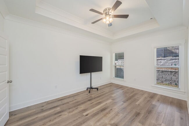 Building Photo - 807A Cedar Ave S