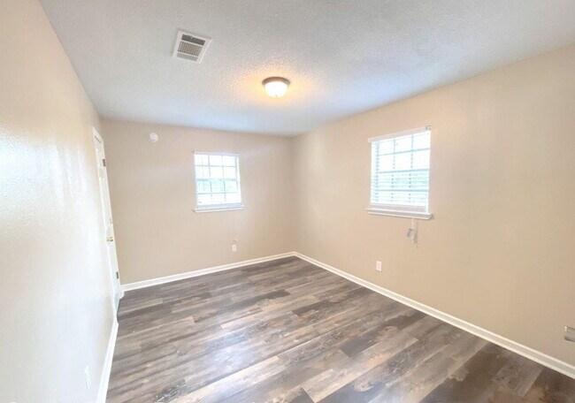 Building Photo - Gorgeous 3bed 1 and a half bath home.