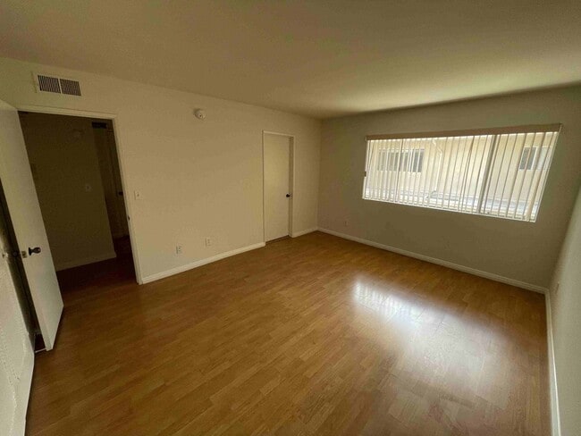 Building Photo - LARGE ENCINO SPA CONDO!