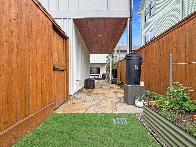 Building Photo - 408 Pecore St