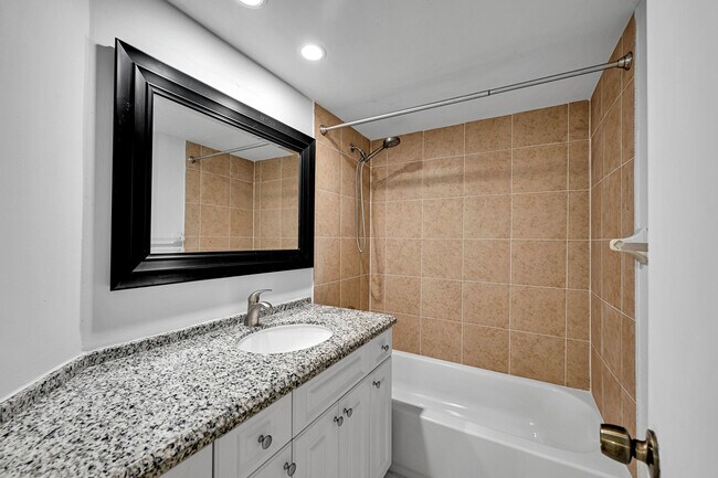 Building Photo - 906 Twin Lakes Dr