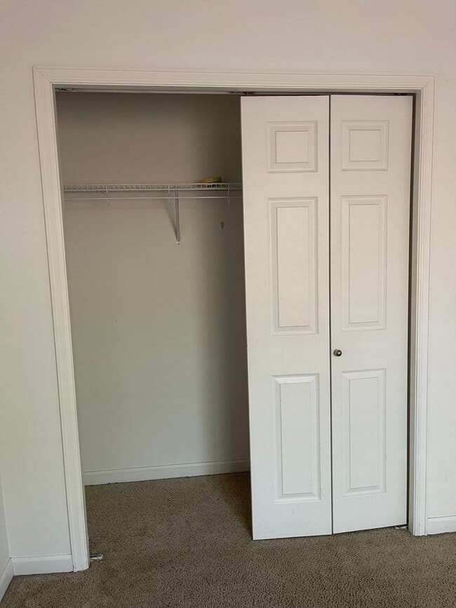 Building Photo - 3 Bedroom Home with Shop