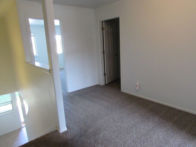 Building Photo - Bright 2 bed 2 1/4 bath Town Home