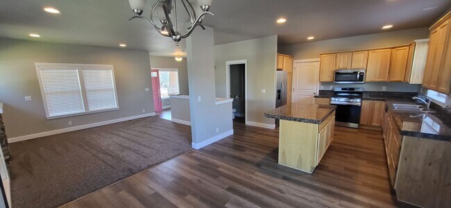 Building Photo - 4 Bed 2.5 Bath - NW Redmond