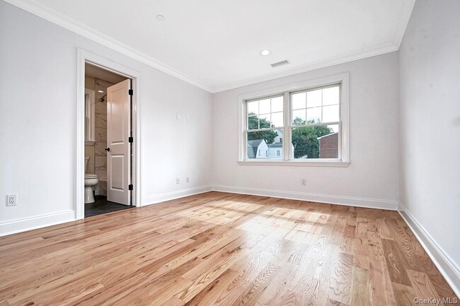 Building Photo - 113 Gainsborg Ave E