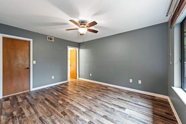 Building Photo - Updated home in convenient location!!