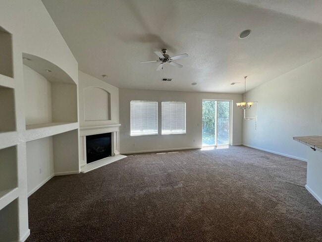 Building Photo - Beautiful Home located in Autumn Winds, Fe...