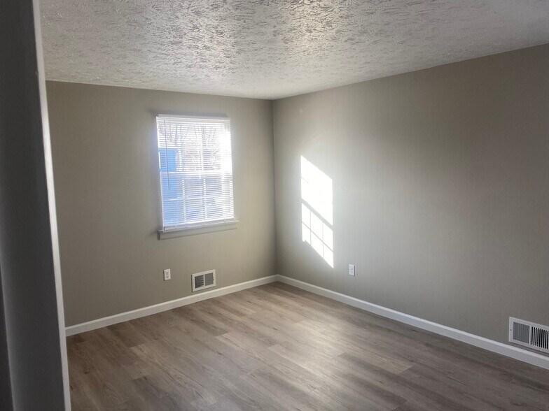 Building Photo - 74 Willowick Dr