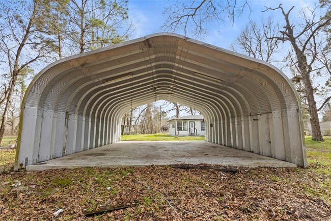 Building Photo - 16643 Lake Cir