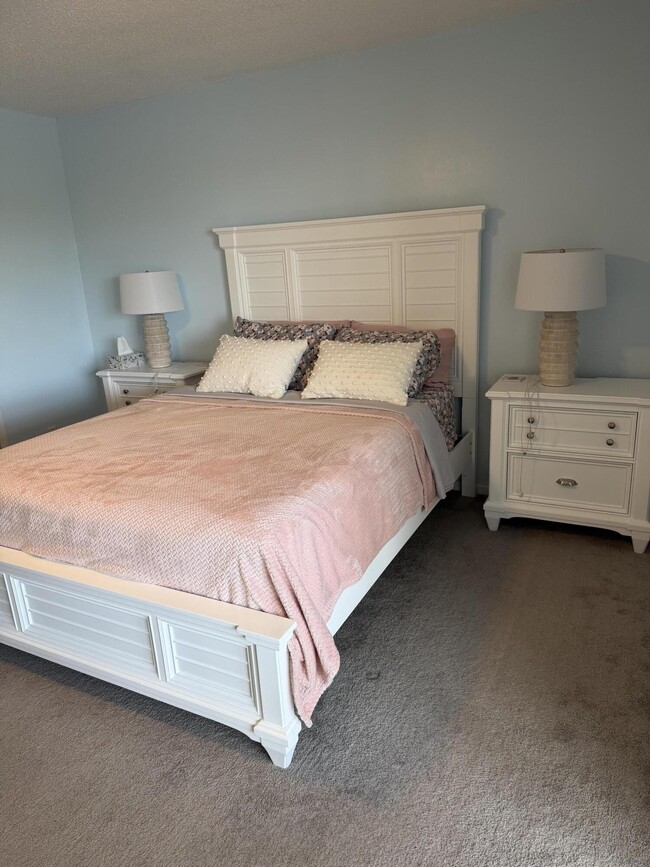 Building Photo - 3062 Ainslie Dr