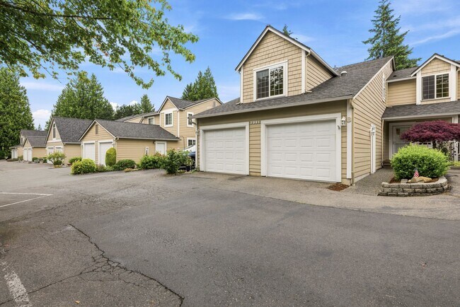 Building Photo - For Lease $2950/Month: Beautifully updated 2/Bdrm Townhome with large Bonus Room