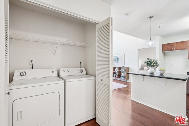 Building Photo - 100 S Alameda St