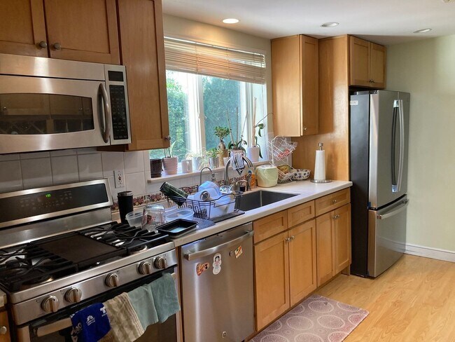 Building Photo - Gorgeously Renovated House in Newton 5bed/2.5 Bath - Parking included!