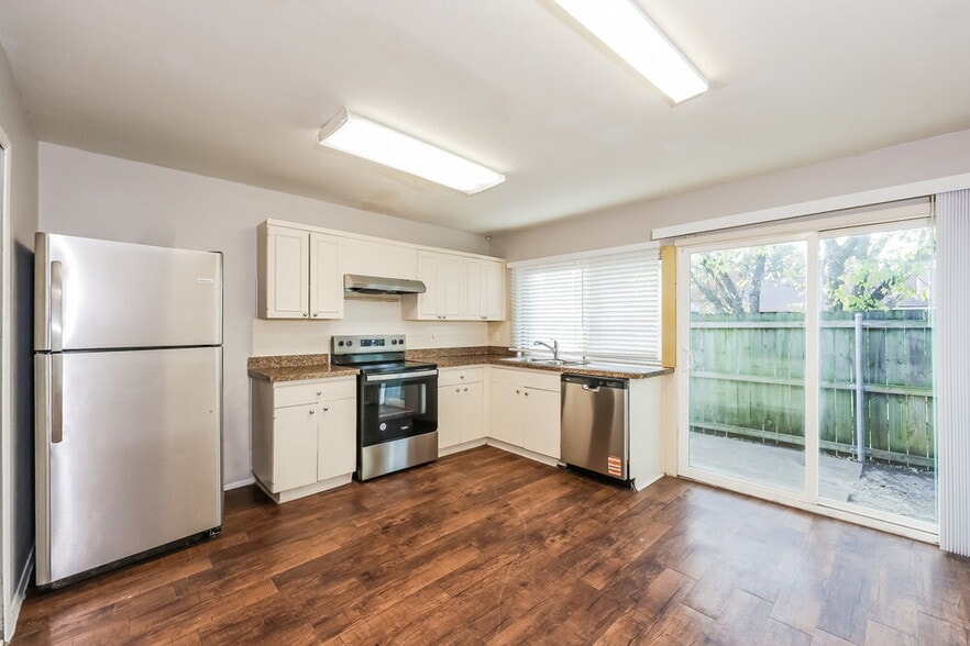 Building Photo - 3214 Greentree Dr