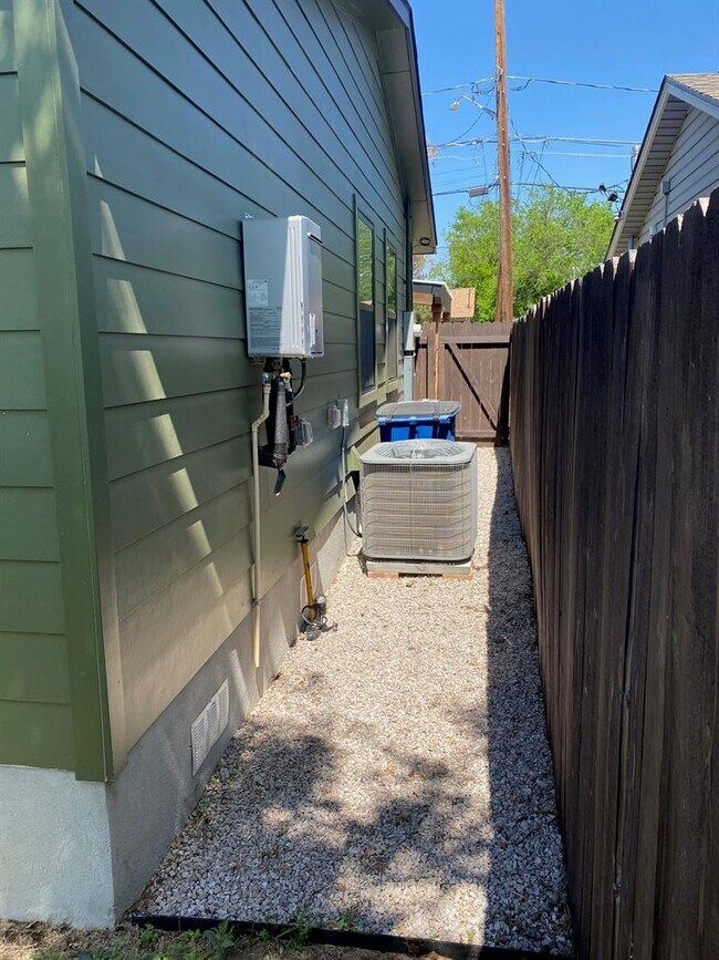 Building Photo - 4609 Leslie Ave