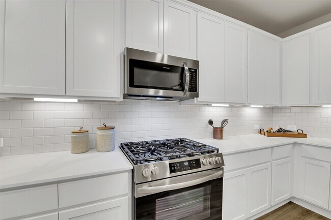 Building Photo - 21015 Bay Vlg Dr
