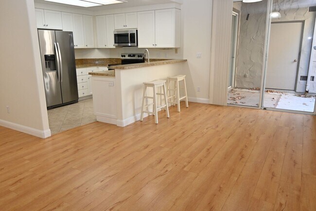 Building Photo - Charming Ground-Floor 2 Bedroom 1 bath Condo close to downtown!