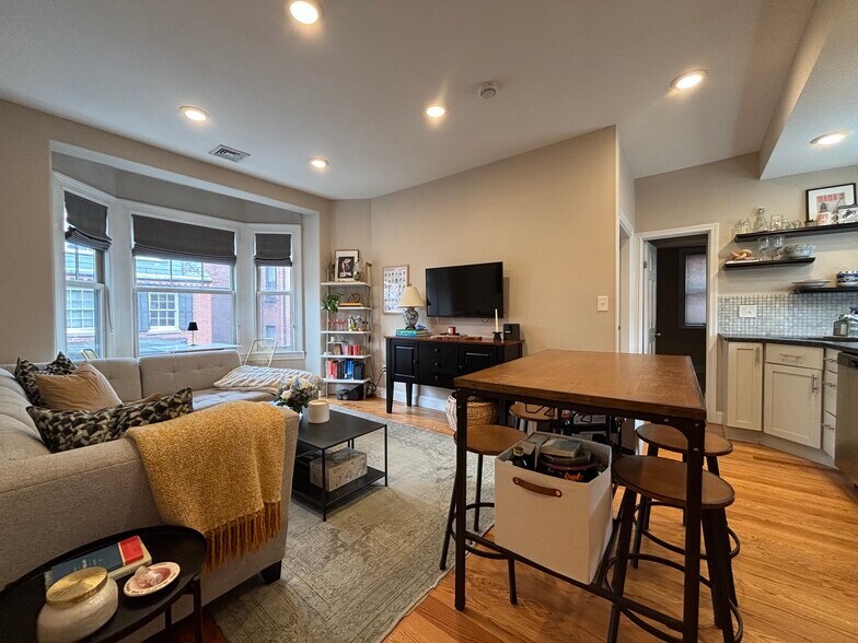 Building Photo - 92 Pinckney St