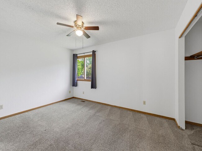 Building Photo - Bright & Spacious 3 Bed Home with Vaulted Ceilings & Fenced Yard AVAILABLE NOW!