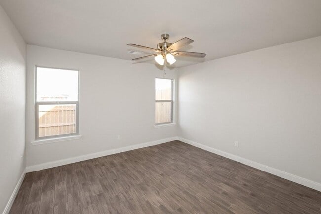 Building Photo - 7627 Woodford Ave