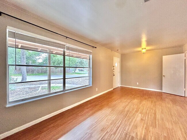 Building Photo - 3 Bed, 2 Bath Home – Fully Equipped & Move-In Ready!