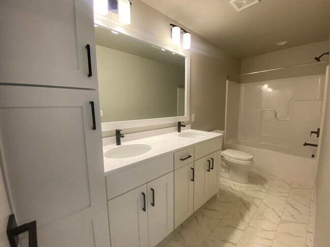 Building Photo - 2232 Griffin Dr S
