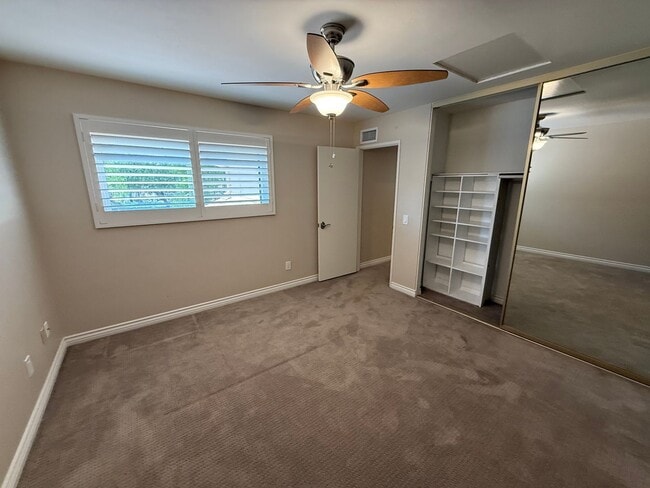 Building Photo - Spacious 3-Bed, 2-Bath End-Unit Townhome w...