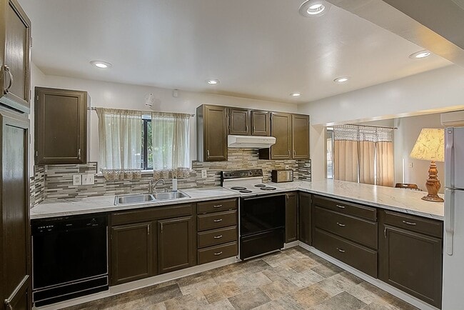 Building Photo - 4 bed/ 2 bath house on 145th St!