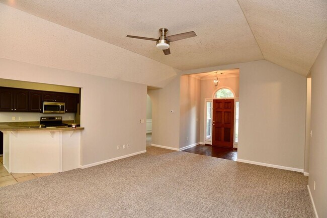 Building Photo - 121 Laurenburg Dr