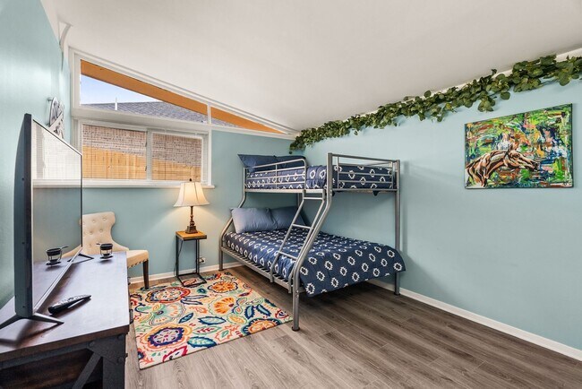 Building Photo - Furnished 3 Bedroom Lakewood Home with Lake View