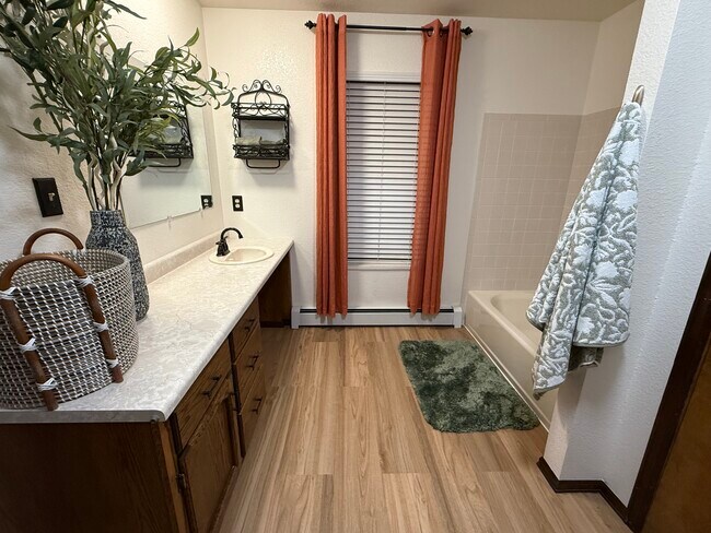 Building Photo - Green House