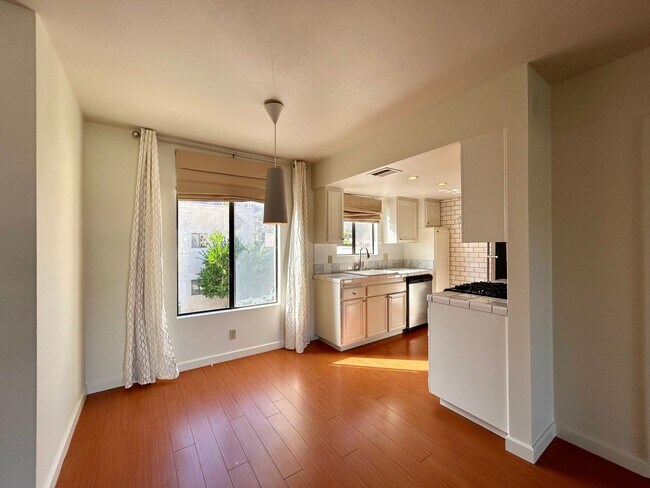 Building Photo - AVAILABLE NOW!! LOVELY - 1 Bed 1 Bath Uppe...