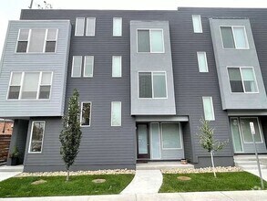 Building Photo - 2 Bedroom 2 Full Bathrooms and 2 Half Bath...