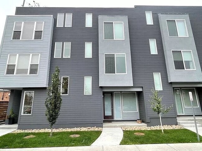 Primary Photo - 2 Bedroom 2 Full Bathrooms and 2 Half Bath...