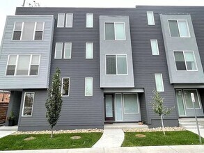 Building Photo - 2 BD/2 1/2Bath in Denver's Modern Townhome...