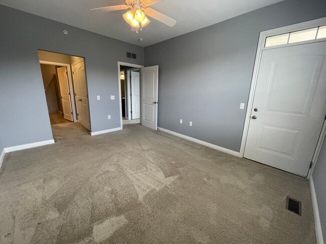 Building Photo - 3-Bedroom, 2-Baths, 1350 SF condo-style apartment, Upper Unit in Shelby Township.