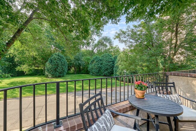 Building Photo - "Charming 3-Bed Townhouse with Scenic View...
