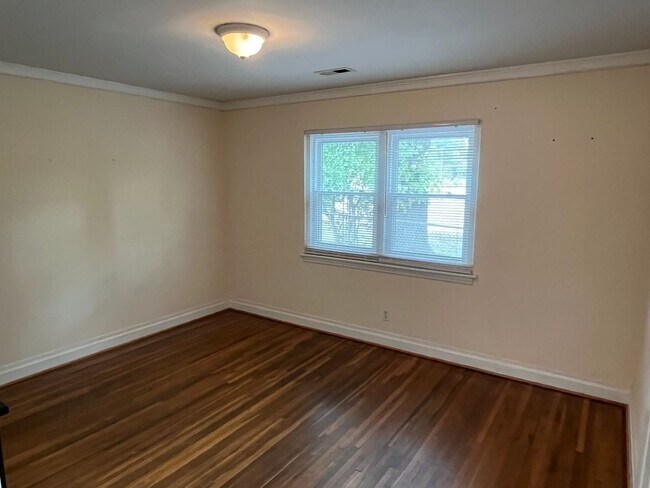 Building Photo - Convenient 2 Bedroom Duplex in SouthEnd