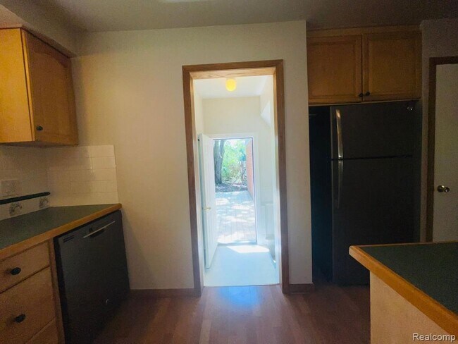 Building Photo - 33910 Playview Ct