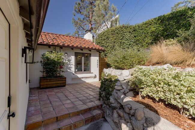 Building Photo - Charming Spanish Style Home in Silver Lake...